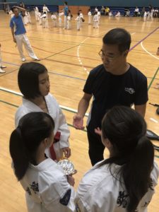 館長韓宏畧師範與女子賽選手們作賽後分享及勉勵大家